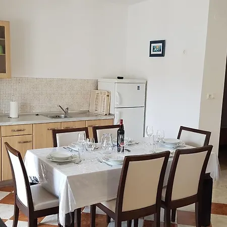 Jakov Apartamento Basina